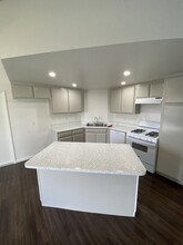 Cottonwood Apartments in Fontana, CA - Building Photo - Building Photo