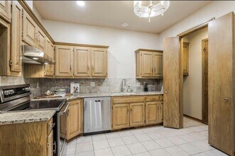 2100 Cobblestone Ct in Edmond, OK - Foto de edificio - Building Photo