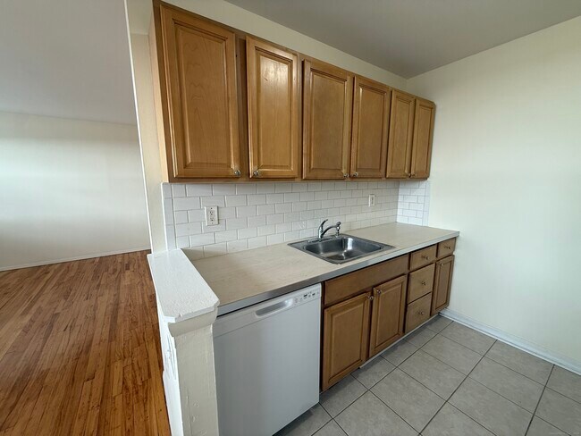 324 Strawberry Hill Ave in Norwalk, CT - Building Photo - Building Photo