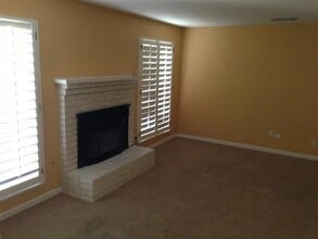 470 E Prosperity Ave in Tulare, CA - Building Photo - Building Photo