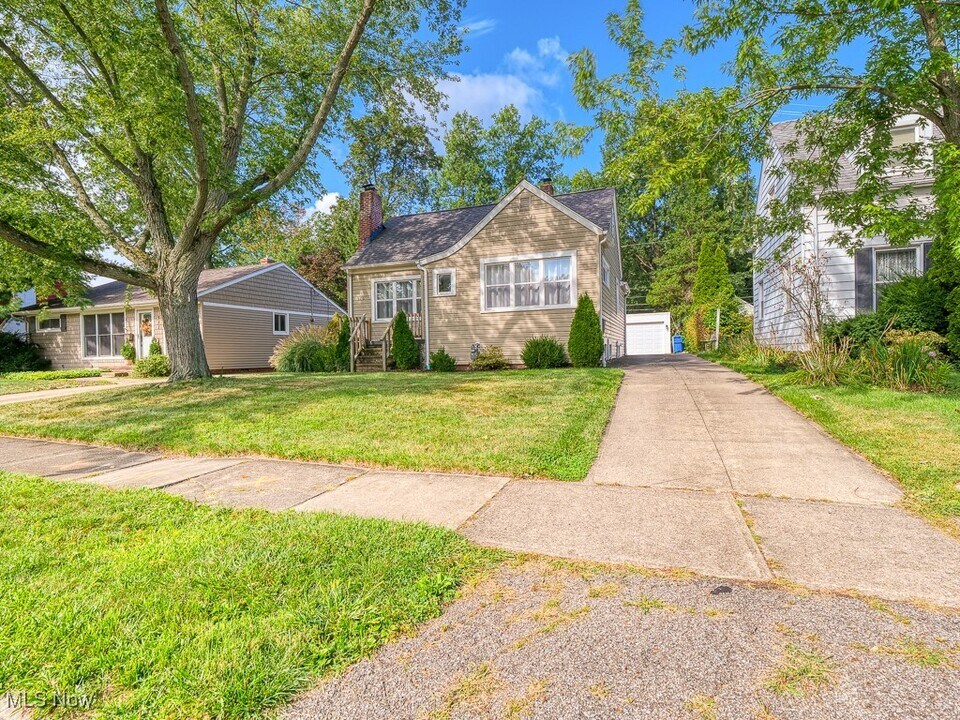 570 Juneway Dr in Bay Village, OH - Foto de edificio