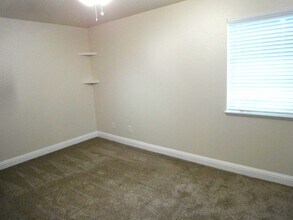 9149 Newhall Dr in Sacramento, CA - Building Photo - Building Photo