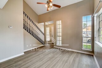 7523 Oak Chase in San Antonio, TX - Building Photo - Building Photo
