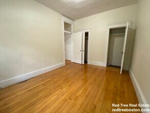 1822 Beacon St, Unit 2 in Brookline, MA - Foto de edificio - Building Photo