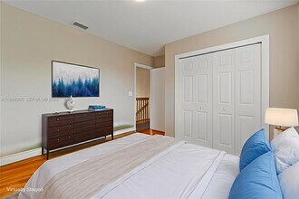 10201 NW 57th Terrace in Doral, FL - Foto de edificio - Building Photo