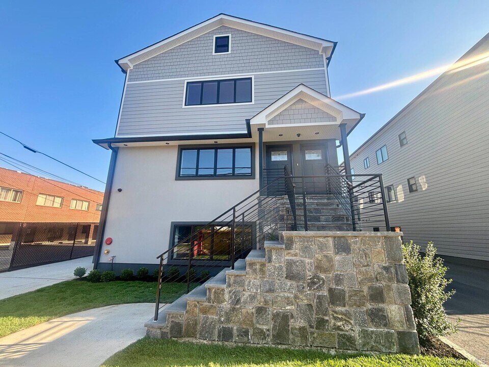159 Harrison Ave in Mineola, NY - Foto de edificio
