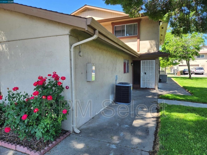 2110 Peppertree Way in Antioch, CA - Building Photo