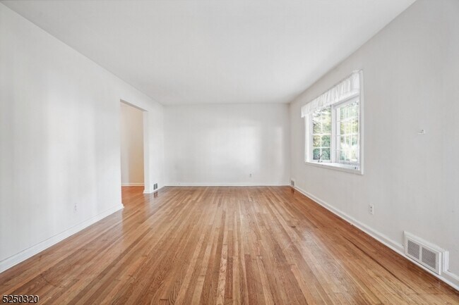10 Yorktown Terrace in Livingston, NJ - Building Photo - Building Photo