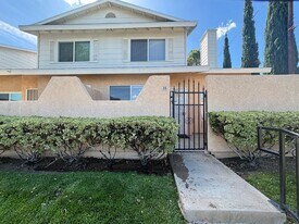 39239 10th St W in Palmdale, CA - Building Photo