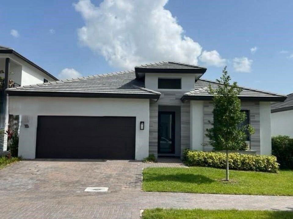 8195 NW 45th St in Doral, FL - Building Photo