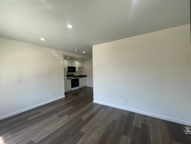 2033 E 4th St in Long Beach, CA - Foto de edificio - Building Photo