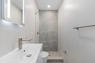 1580 Beacon St, Unit 1 in Brookline, MA - Foto de edificio - Building Photo