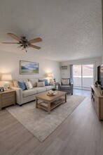 Reflections at Barbara Ann in North Hollywood, CA - Foto de edificio - Building Photo