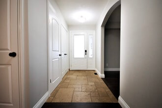 4 Bedroom House With HUGE Yard in Kitchener, ON - Building Photo - Building Photo