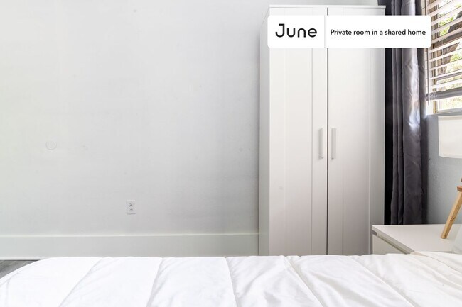 Private bedroom in 4 bed/1 bath Home in Austin, TX - Building Photo - Building Photo