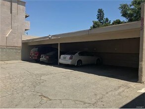 5926 Woodman Ave in Van Nuys, CA - Building Photo - Building Photo