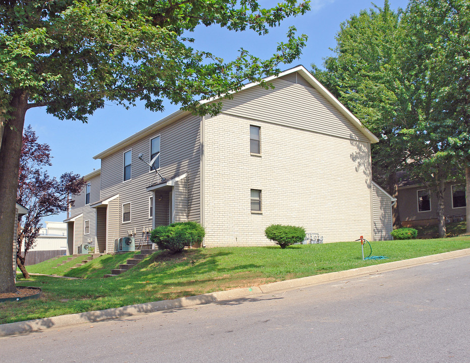 402 Fairway Cir in Springdale, AR - Building Photo