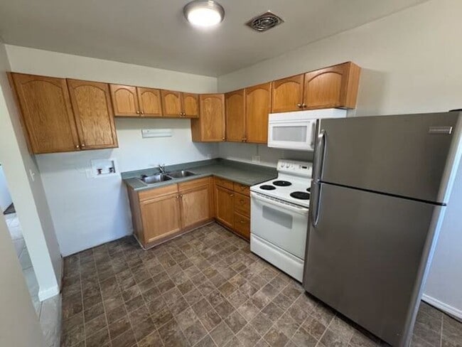 2596 Robin Rd in West Valley City, UT - Foto de edificio - Building Photo