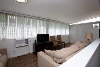 2500 Kalakaua Ave, Unit 204 in Honolulu, HI - Building Photo - Building Photo