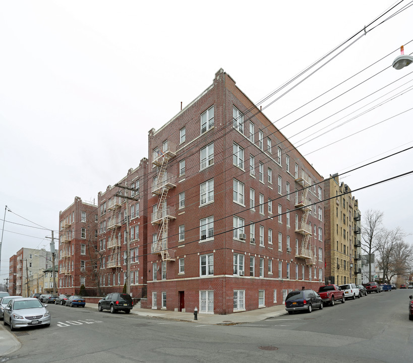 735 E 242nd St in Mount Vernon, NY - Building Photo