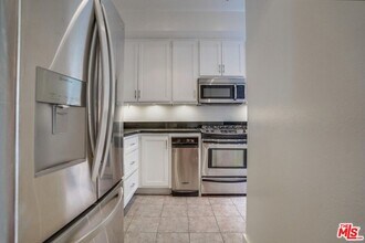 852 N Poinsettia Pl in Los Angeles, CA - Foto de edificio - Building Photo