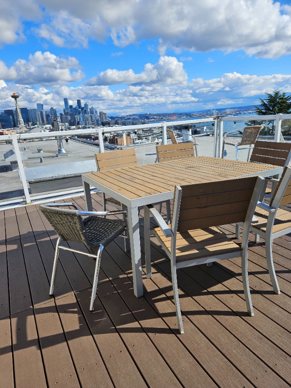 530 W Olympic Pl, Unit 309 in Seattle, WA - Building Photo - Building Photo