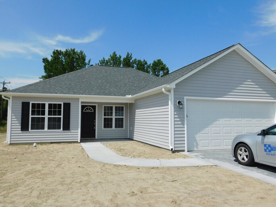 300 Church Hill Ct in New Bern, NC - Building Photo