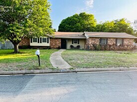 405 Brenda Dr in Hewitt, TX - Building Photo