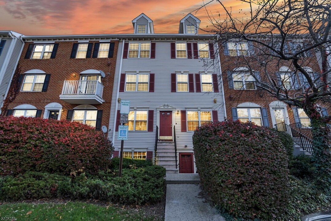 100 Callahan Ct in Newark, NJ - Building Photo