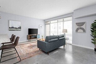 450 E Market St in Indianapolis, IN - Building Photo