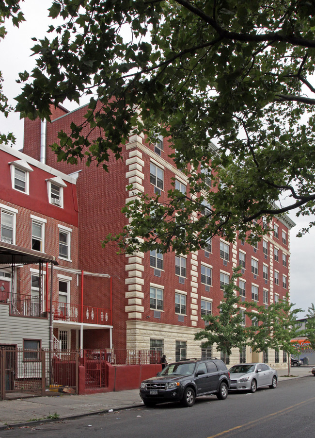 12 Patchen Ave in Brooklyn, NY - Foto de edificio - Building Photo