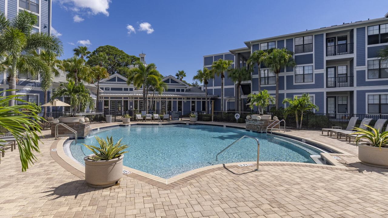 5 West Apartments in Tampa, FL - Foto de edificio