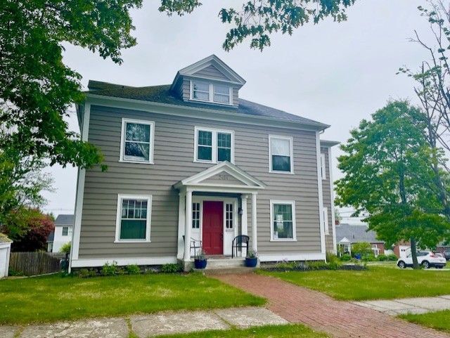 2484 Elm, 1 in Manchester, NH - Building Photo - Building Photo