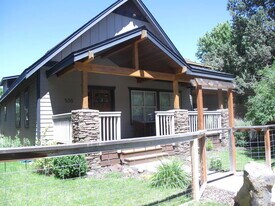 536 E Jefferson Ave in Sisters, OR - Building Photo
