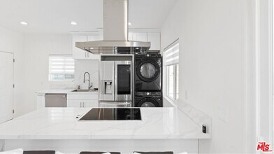 21727 Planewood Dr in Woodland Hills, CA - Building Photo - Building Photo