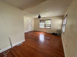 4921 Demaio Dr in Brookhaven, PA - Foto de edificio - Building Photo