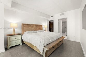 92 SW 3rd St, Unit 512 in Miami, FL - Building Photo - Building Photo