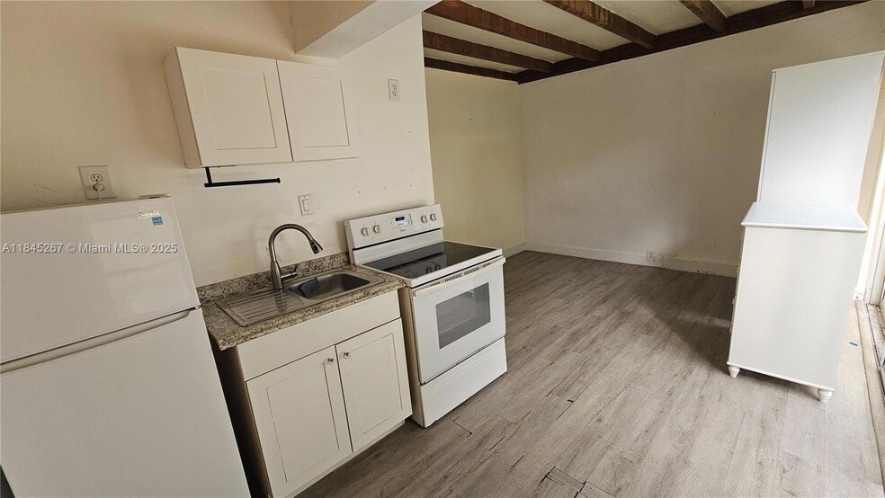 1836 Roosevelt St in Hollywood, FL - Foto de edificio