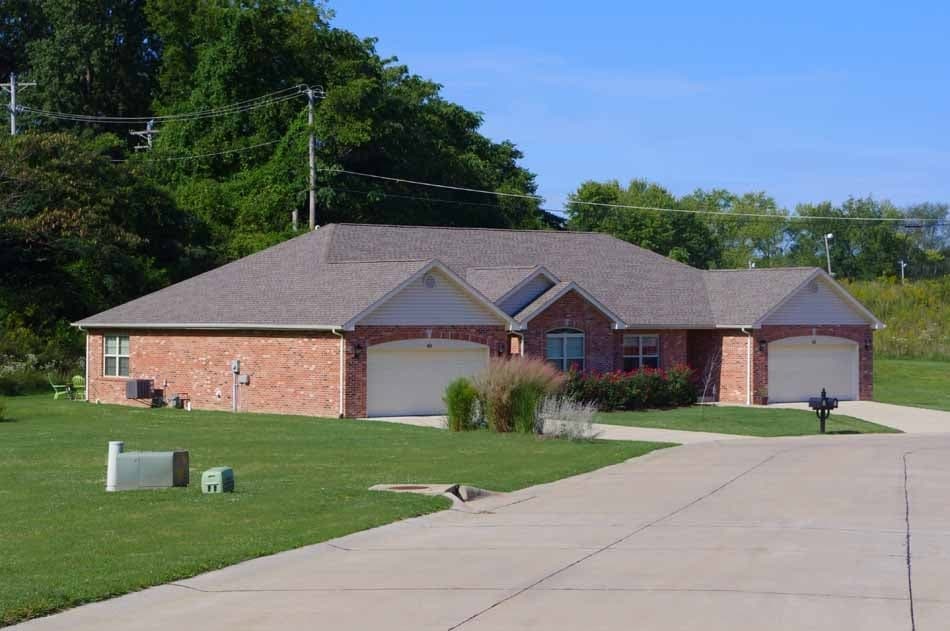 88-90 Oak Point Cir in Belleville, IL - Building Photo