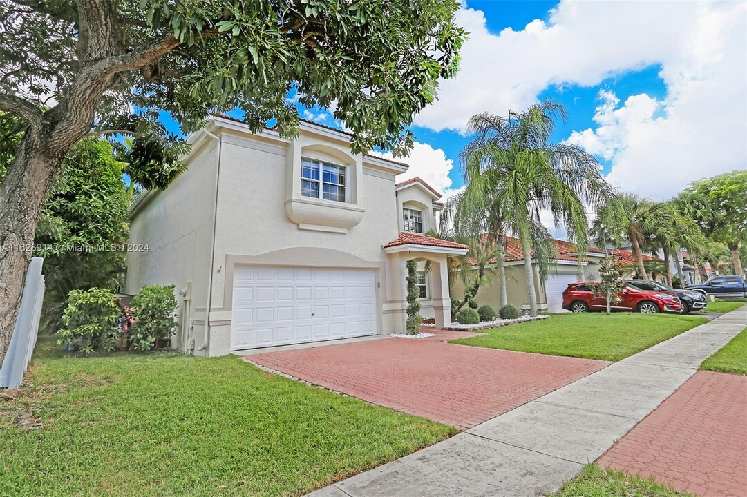 15 Gables Blvd in Weston, FL - Foto de edificio