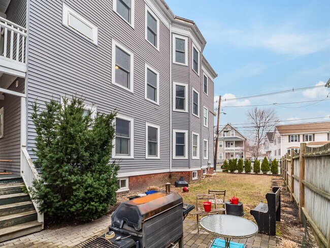 318 Beacon St, Unit 3 in Somerville, MA - Building Photo - Building Photo