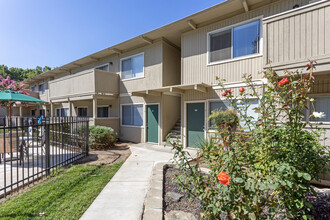 Bridgeford Apartments in Modesto, CA - Foto de edificio - Building Photo