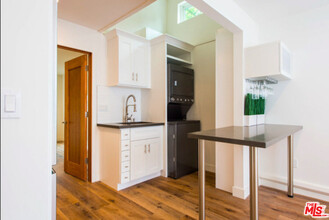 2341 Beach Ave in Los Angeles, CA - Building Photo - Building Photo