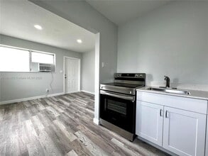 801 NW 7th Ave in Hallandale Beach, FL - Building Photo - Building Photo