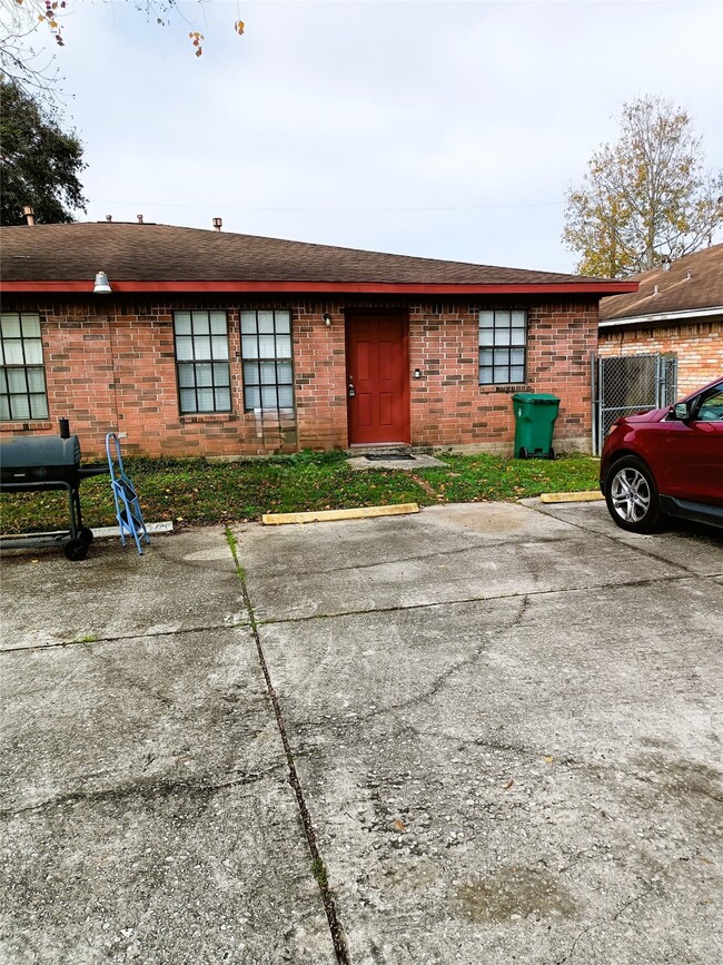 property at 3410 Crestgrove Dr