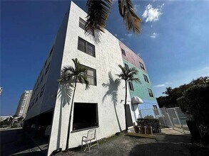 105 S Riverside Dr, Unit 302 in Pompano Beach, FL - Foto de edificio - Building Photo
