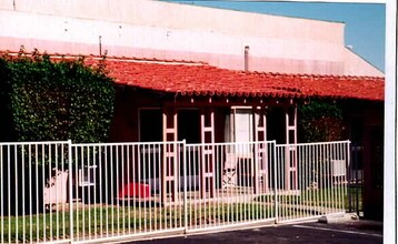 Desert Breeze Villas in Palm Springs, CA - Foto de edificio - Building Photo