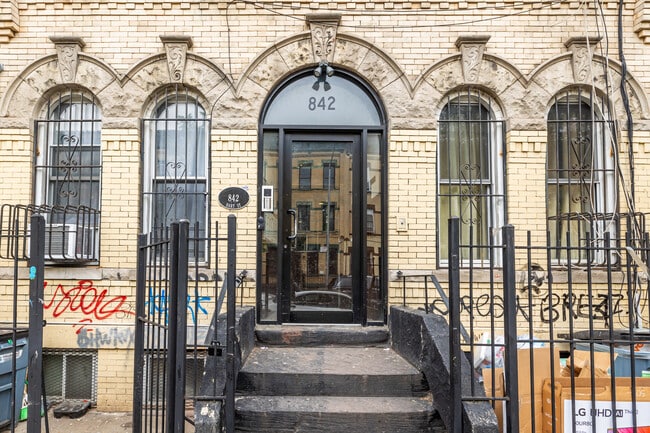 842 Hart St in Brooklyn, NY - Building Photo - Building Photo
