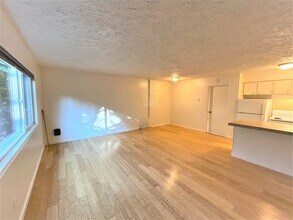1427 NE Hancock St, Unit 4 in Portland, OR - Foto de edificio - Building Photo