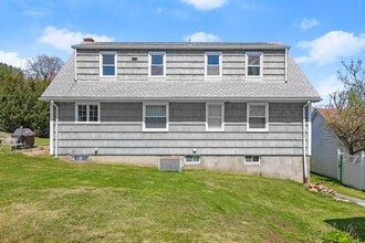 8 Reynolds Pl in Greenwich, CT - Building Photo - Building Photo